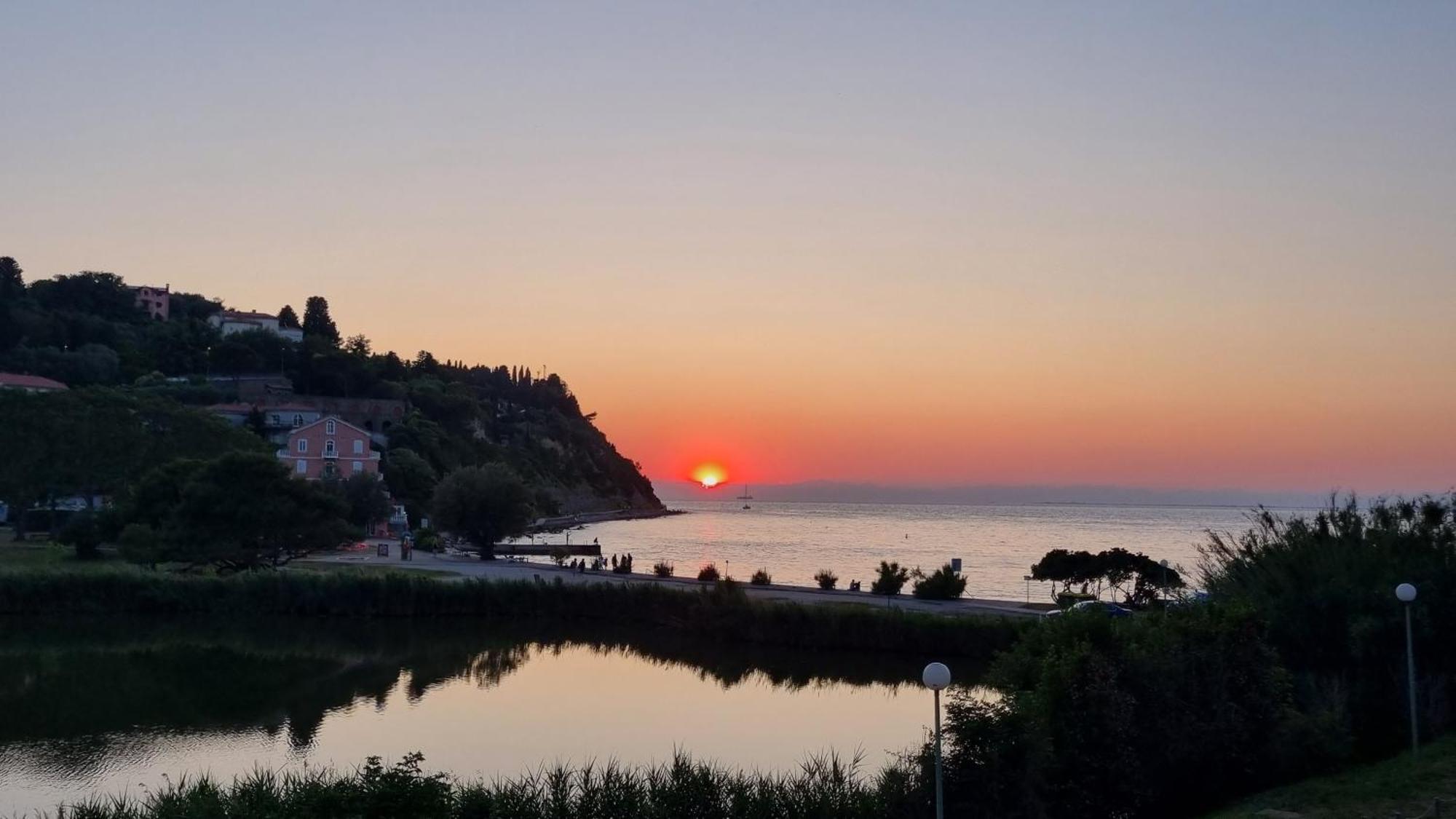 Piran Beach House - Private Oasis - Beachfront Apartment With A Sea View Terrace Екстериор снимка