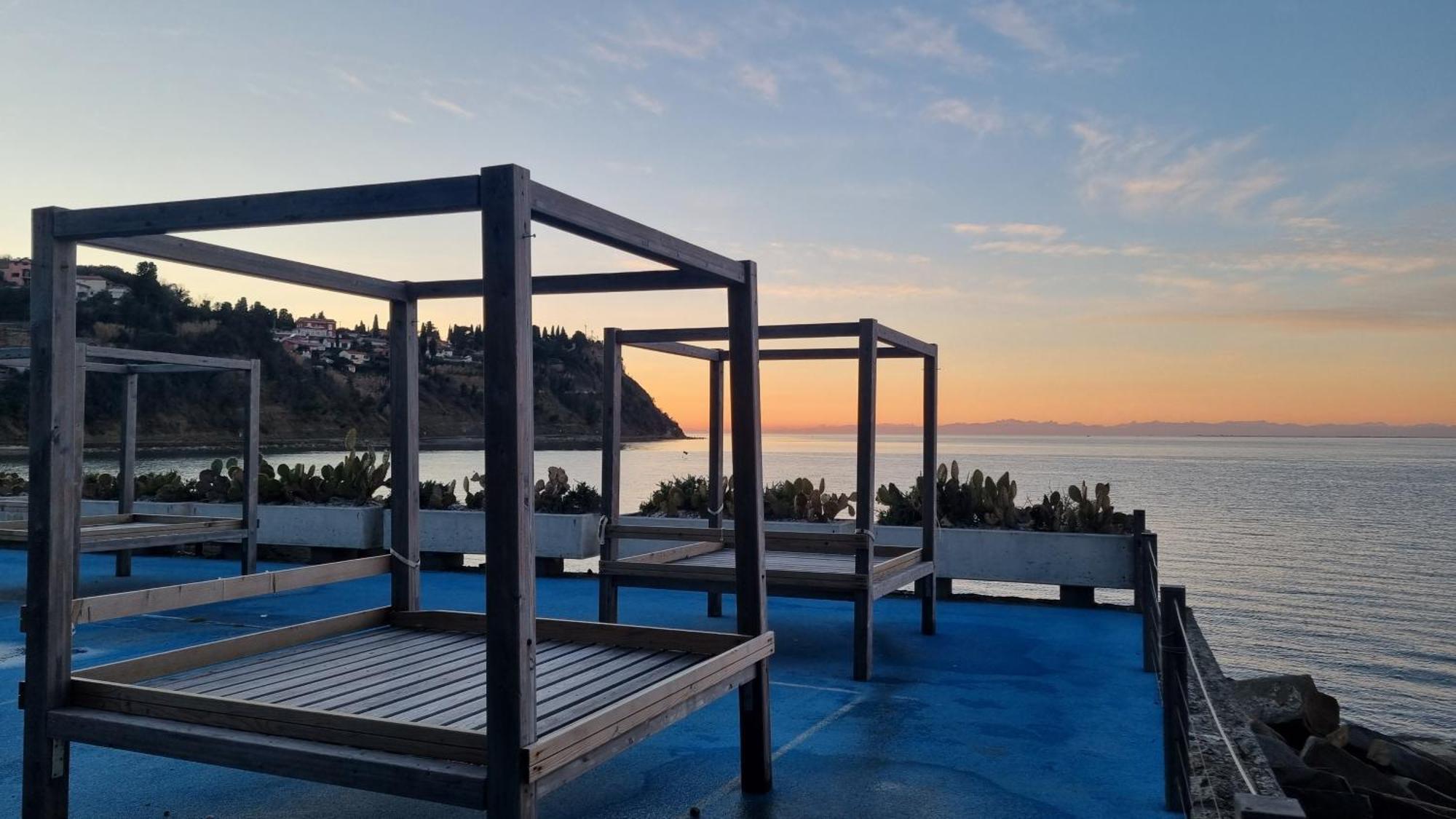 Piran Beach House - Private Oasis - Beachfront Apartment With A Sea View Terrace Екстериор снимка